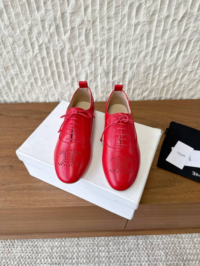G259 Celine 赛琳 25Ss秋冬新款 凯旋门 系带 玛丽珍 平底 单鞋 经典凯旋门标志Logo再融合70年代经典款式 复古休闲又不乏青春洋气～ 日常穿