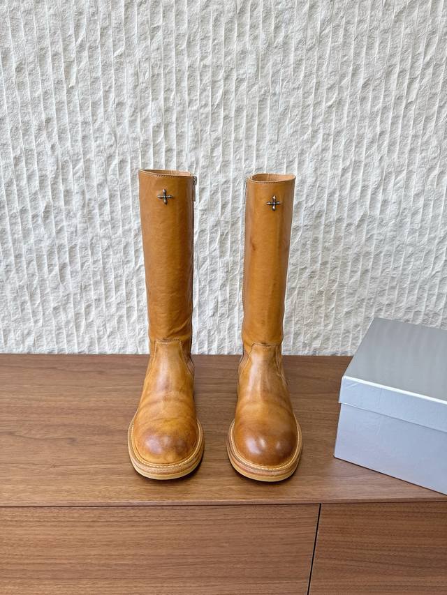 G266 Smfk 小众潮牌 25Ss秋冬新款 拉链 骑士靴 长靴 含金量谁懂 秋天里的一抹黄，其实它很帅升级版的 这双是很有质感的油蜡黄色 配合马皮面料制作而