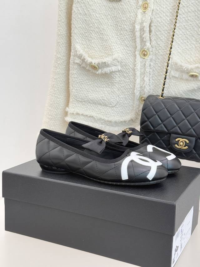 厂价 Chane*｜小香25K新品链条蝴蝶结 大双C平底玛丽珍鞋 法式风情 真是美到心尖尖上啦！ 优雅又浪漫的仙女应该就是这样吧 极简的配色加上绸缎蝴蝶结深入人