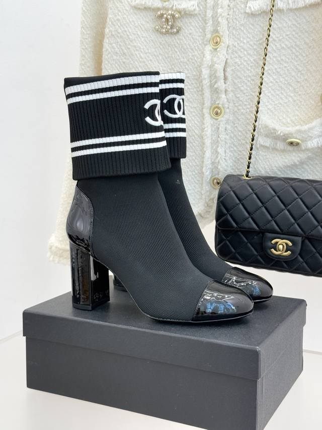 厂价 Chane*｜小香经典刺绣双C拼色 粗跟袜子靴 让经典符号成为行走的艺术标识。 靴身的双C标识以刺绣的精湛技法呈现 每一处细节都透着高定工坊的匠心温度。