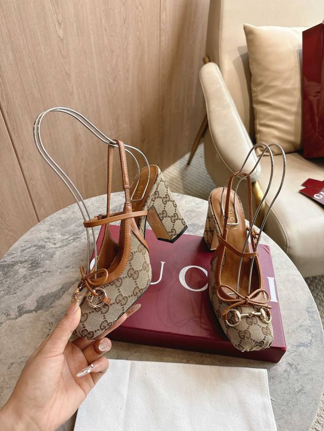 918-1 杏G 35-42 41 42订做不退换2025秋冬系列, 这款马衔扣后系带浅口鞋选用方形收口鞋头设计，搭配雅致的蝴蝶结细节，致敬传统芭蕾舞鞋款型。这