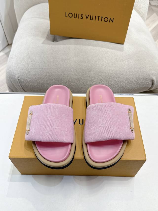 Lv 情侣款专柜主打最新款牛仔拖鞋硬货上新 代购级别！高级感十足！国内外博主刷爆的一款，复古又时髦 上脚美炸了！官网主推款 鞋面：高定制牛仔印花布料 内里: 进