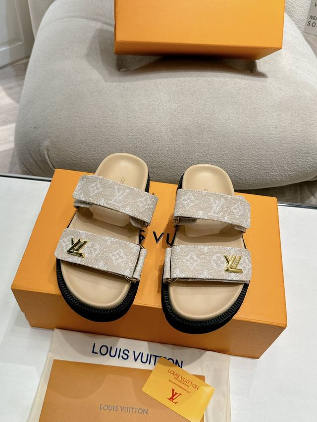 拖鞋 凉鞋 Louis Vuitton 路易威登女士 新款凉鞋 Lv Sunset Comfort平底凉鞋以精致拉菲草鞋面道出手工艺格调，搭配韧性鞋垫和轻盈微型