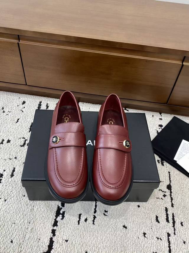 高版本 Chane* 小香 2025秋冬新款双C扣乐福鞋 鞋面上纽扣五金有装饰，带有香奈儿的双C标志，精致复古，为鞋子增添了奢华感和辨识度。 方圆鞋头设计，鞋型