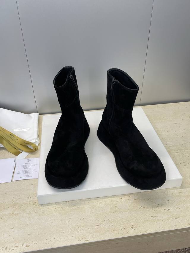 工厂P价P The Row 2025秋冬新款侧拉链机车女短靴 厚底低跟圆头骑士军靴 材质：鞋面进口羊猄皮+水染羊皮内里+原版开模防滑Tpu大底 跟高:3.5Cm