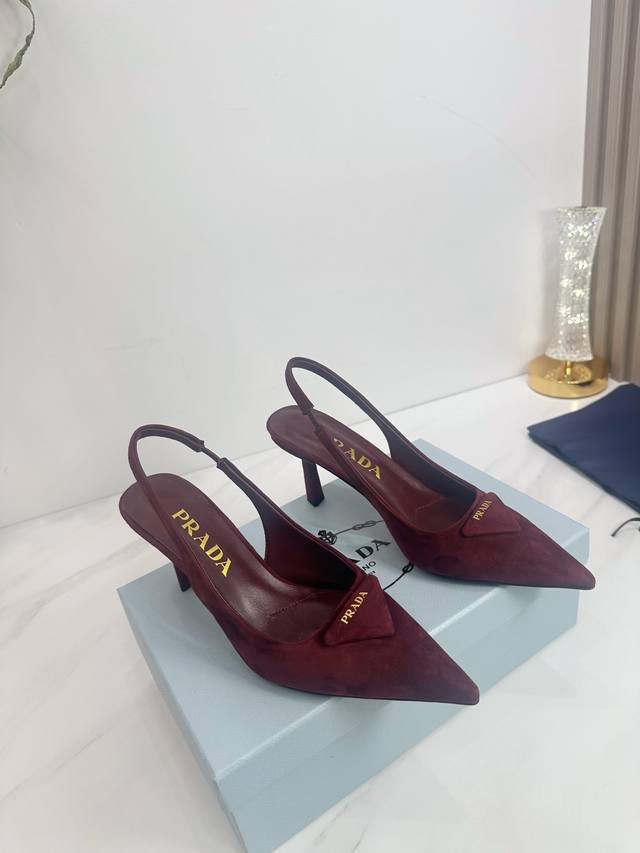 出厂 2025 Sss重磅推出普拉达最新长短靴，凉鞋单鞋，细跟，后空，粗跟系列 Prada早春T台走秀网红同款＂造梦不夜城＂，Prada能在重要场合上用得上了，