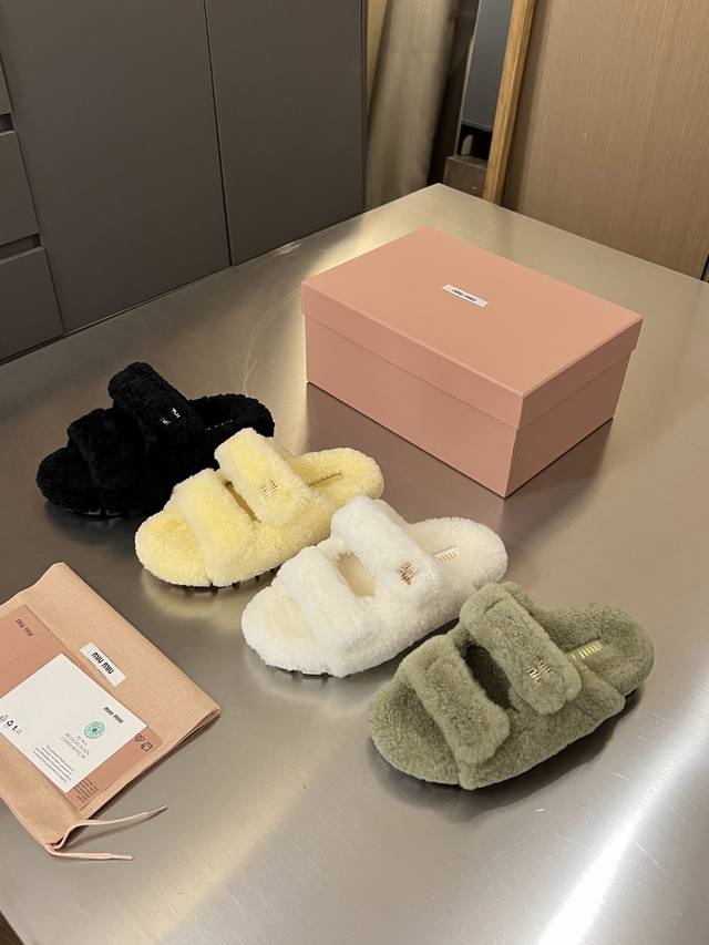 出厂价Pp： Miu Miu 2025秋冬新款 时髦一字带魔术贴平底毛毛拖鞋 鞋面采用进口A级羊毛 与原版一致满鞋全部采用100%纯羊毛 鞋面和垫脚Logo采用