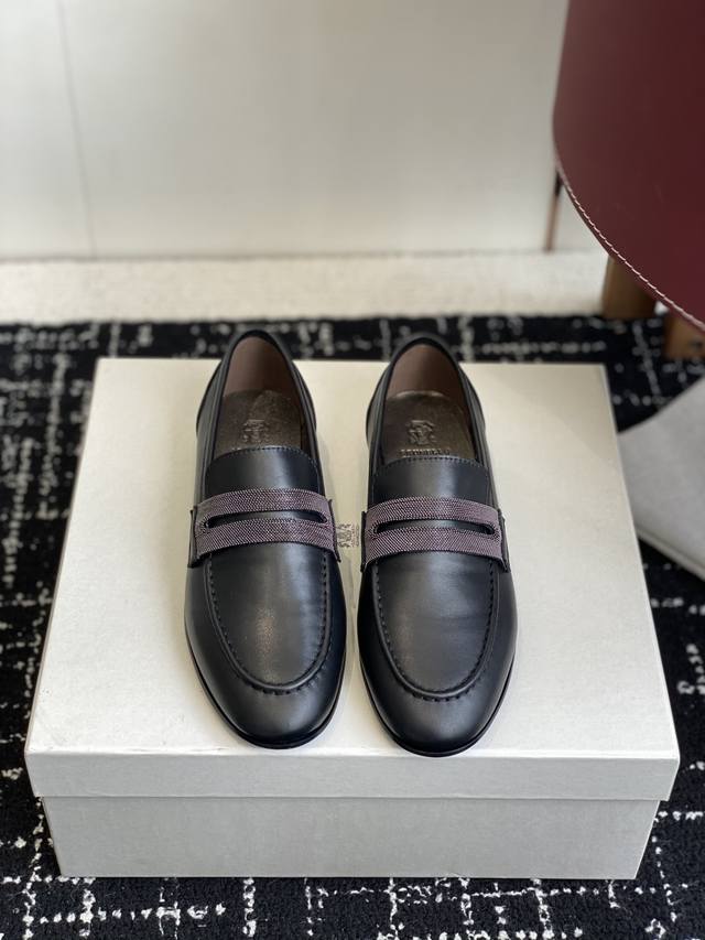代购级 Brunello Cucinelli 25Ss 秋冬新款复古乐福鞋 Bc是意大利知名品牌，极简主义风格，纯手工串联珠链配饰！复古又高级！简约又大气，属于