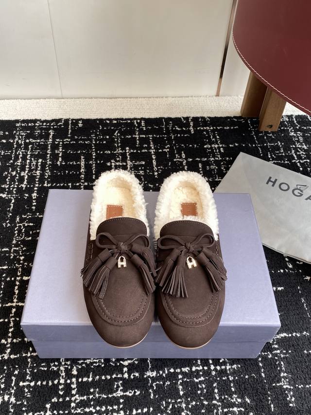 代购级 作为明星私底下上脚最多的一个牌子 Hogan的鞋子真的是越穿越喜欢 虽然很多款式都差不多 但是一出新系列的就真的让人忍不住入手 可以说是谜一样的存在 这