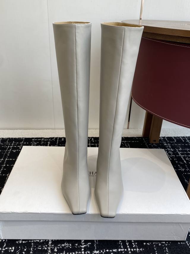 代购级 Khaite 25Ss 最新牛油皮筒靴 小方跟 百搭系 Ins博主同款！原版顶级复刻！超级无敌好看～鞋型简洁大方 冬季百搭必备单品 鞋面采用进口马油皮材