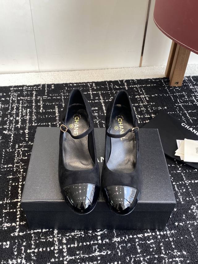 代购级 Chanel 25Ss 春夏系列 大珍珠跟 玛丽珍 单鞋 非常火的大双C设计手工车线非常耗时耗力 独特大底双拼做法 玫红色底贴让你不经意露出亮点大底车线