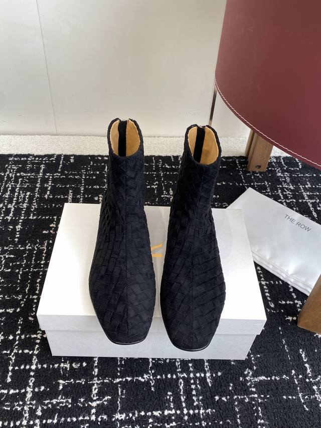 代购级 The Row 新款编织短靴 极简高级平底靴，麂皮皮超级柔软 爱不释手，独特风格，一眼爱上，Row就是永远这么受欢迎 手工编织鞋面水染牛皮内里 大底：注