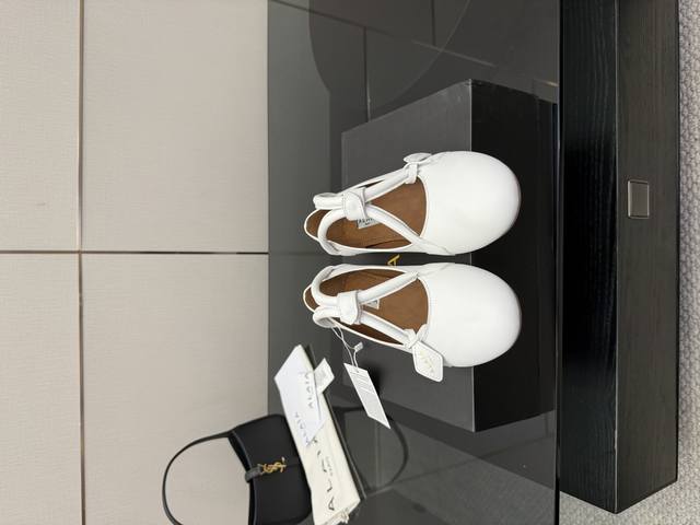 顶级品质 衣服基礎 鞋子就不基礎 Alaia 鞋子？手袋？多 Creative！ 多可愛呀！ 羊皮材质，柔软好穿，时髦在线 Size 35-41 40.41定做