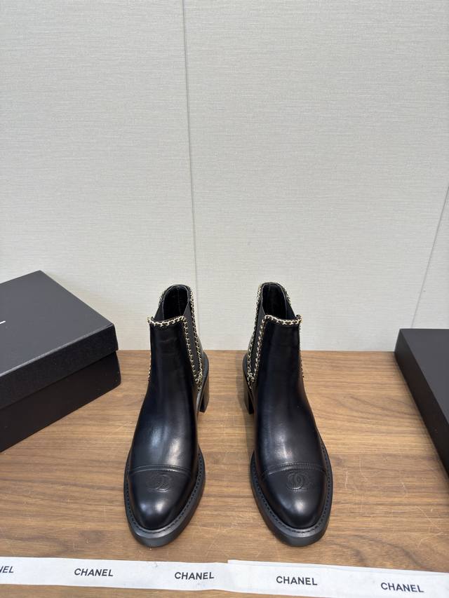 Chanel 25K 早秋秋冬 靴复古风靴子 当香家长靴邂逅冬日 时尚与温暖共绽。漆皮的光泽如夜的深邃，绒面的柔和似午后暖阳，拼接设计巧妙勾勒精致轮廓。 经典元