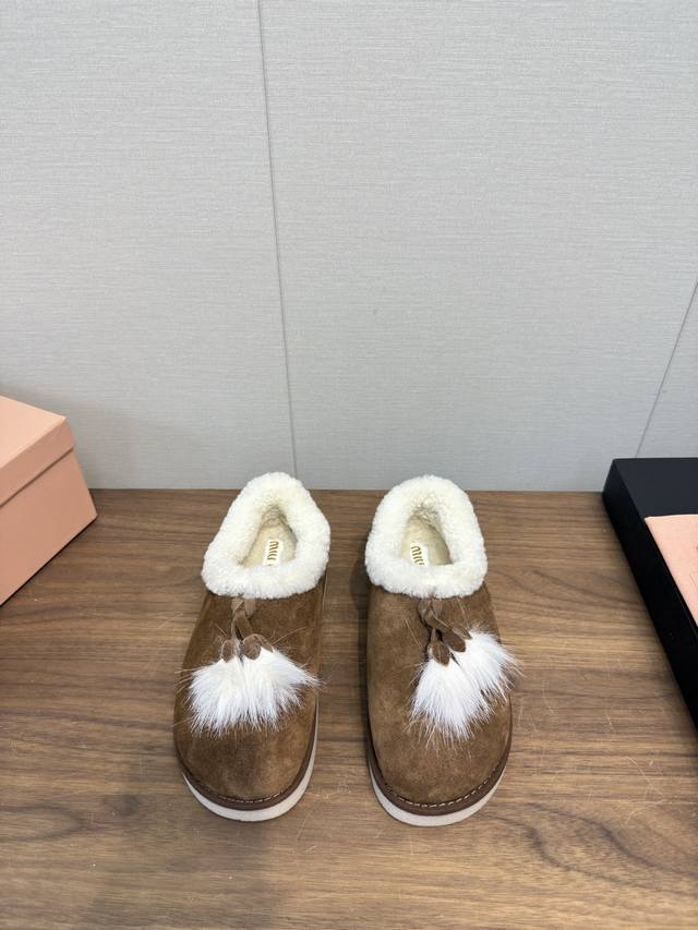 Miumiu 雪地靴～冬日甜酷少女的温暖选择 在雪地靴界卷出甜酷新高度的，非Miu这款雪地靴莫属～从造型到细节，把少女感与保暖性拿捏刚好～分享给想在冬天既时髦又