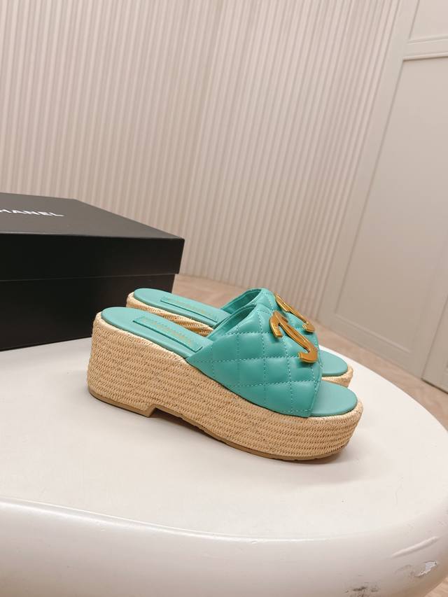 出 Chanel 香奈儿 2025新款凉鞋拖鞋系列 经典系列 每个款式都很赞 菱格松糕底凉鞋拖鞋 优雅高贵 舒适百搭 鞋面：羊皮 垫脚：羊皮 鞋底：橡胶大底 码