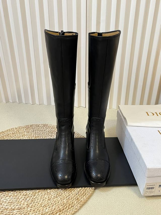 出厂： Dio.R迪奥 秋冬切尓西新款走秀高定系列D-Folk后拉链女短靴 布洛克雕花优雅高贵明星同款粗跟圆头一脚蹬长靴骑士靴 市面顶级版本，侧边拉链带弹力纤维