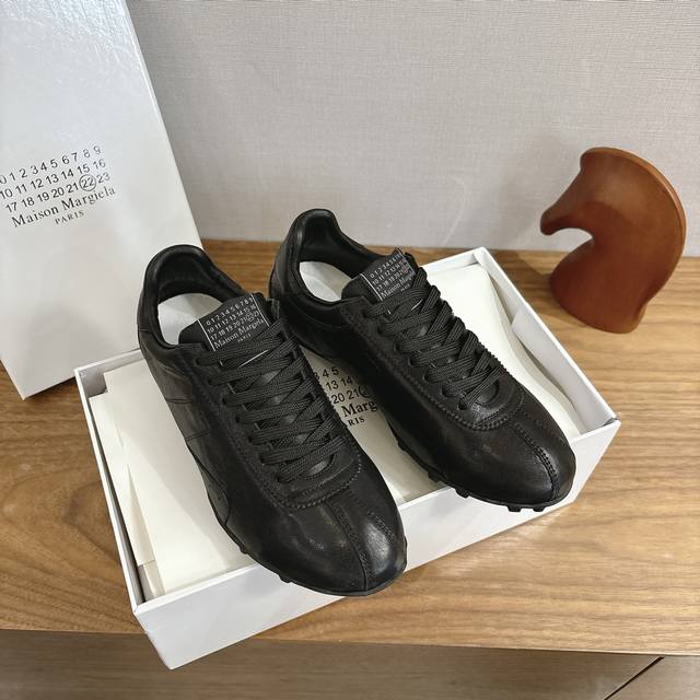出厂 Maison Margiela 马吉拉2025秋冬系列情侣款阿甘鞋德训鞋 新款Sprinters运动鞋轮廓采用做旧植柔牛皮制成，灵感来源于复古跑鞋。通过做
