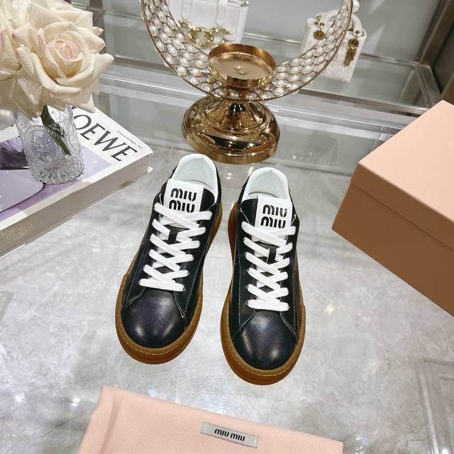 出厂 早秋新款 顶级版本原版底 主打最新款 休闲小白鞋硬货上新 高级感十足！国内外博主刷爆的一款，复古又时髦 上脚美炸了！官网主推款★ 新款休闲鞋厚底小白鞋 少