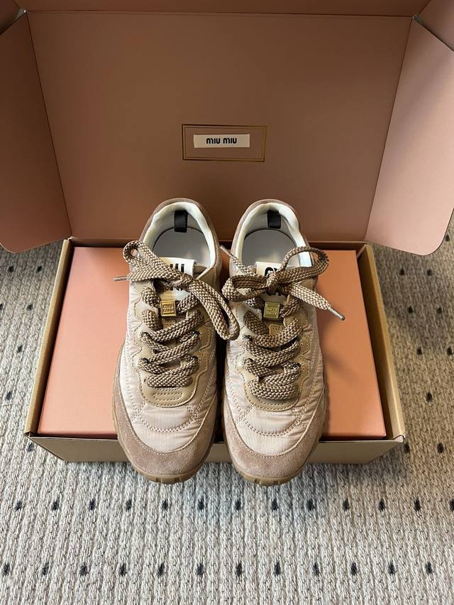 莞产代购级 Miu Miu 25Fw Deck Shoes新款拼接休闲运动鞋 鞋面采用尼龙与麂皮拼接材质，质感丰富且兼具实用性；鞋带设计精致，搭配金属装饰，提升