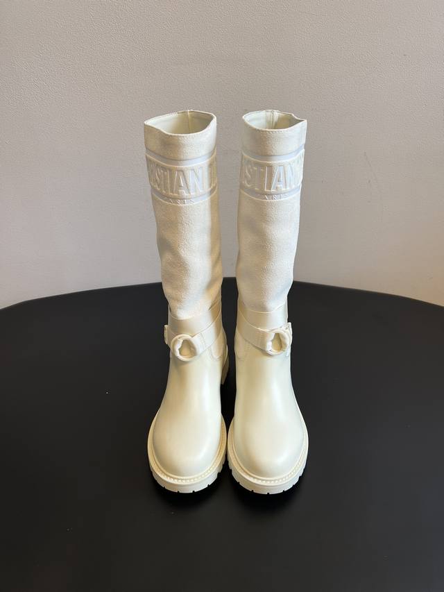 顶级版本皮里550 毛里 Dior 25Ss走秀款长筒骑士靴 融合了复古与摩登感，靴筒处带有醒目的“Christian Dior”品牌标识，辨识度极高。细节处的