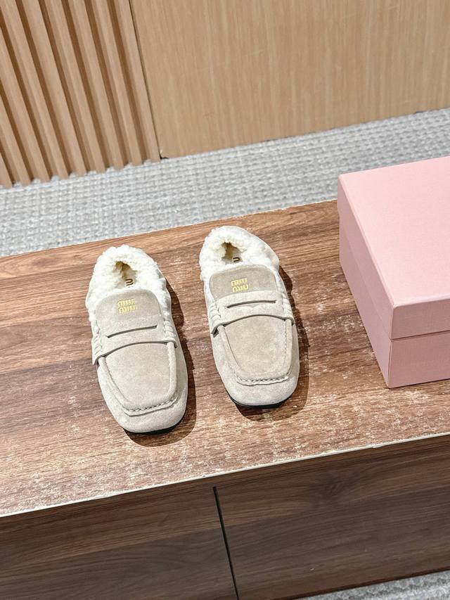 顶级版本 Miu Miu 缪缪秋冬新款毛毛乐福鞋 随意搭配， 脚感无敌，时尚的轮回Miumiu以开挂模式引领潮流 牛反绒材质 羊毛内里 Size：35-39 4