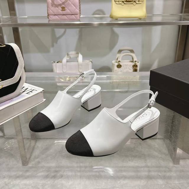 小香 春夏新品 专柜新款凉鞋电绣永不褪去的经典元素 展现与众不同的穿搭风格美到无话可说 夏季必入款 鞋面：进口羊皮 内里：混种羊皮 跟高：5Cm 大底：意大利真