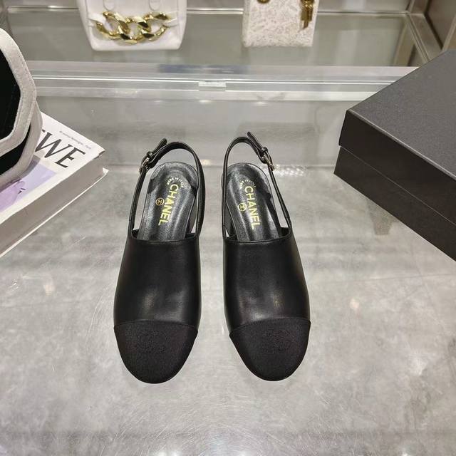 小香 春夏新品 专柜新款凉鞋电绣永不褪去的经典元素 展现与众不同的穿搭风格美到无话可说 夏季必入款 鞋面：羊皮 内里：混种羊皮 跟高：5Cm 大底：意大利真皮大