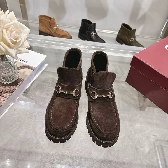 长期有货 4寸女靴 Gucci 古奇 时尚大爆款 巧妙运用圆形鞋头等设计时尚风范 面料：进口小牛牛猄皮 内里：垫脚 进口羊皮 原板一比大底生产 码数:35 42