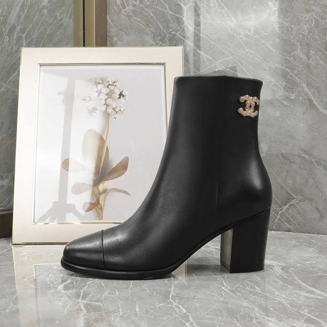 Chanel香奈儿经典女靴，经过几个月的精心调制 ，简约大方，此款时尚百搭脚感舒适， 全粒面头层牛皮，羊皮内里，真皮大底，跟高6.5Cm 码数：35-41 注意