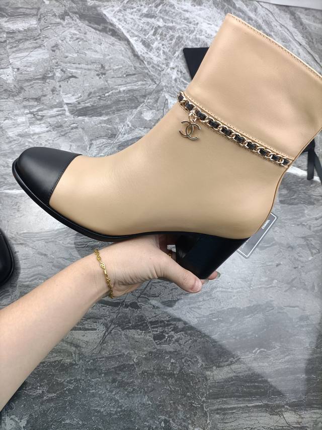 Chanel香奈儿经典女靴，经过几个月的精心调制 ，续小香链条风，此款时尚百搭脚感舒适， 全粒面头层牛皮，羊皮内里，真皮大底，码数 ：35-41 注意40.41
