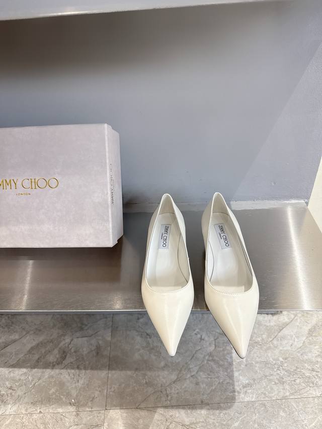 Jimmy Choo 专柜同步最新尖头低跟单鞋，脚感舒适凹造型必备经典百搭美得无与伦比 超好穿 上脚非常舒适 ！秋冬爆款舍我其谁 巨显腿细！ 鞋面选用进口羊皮柔