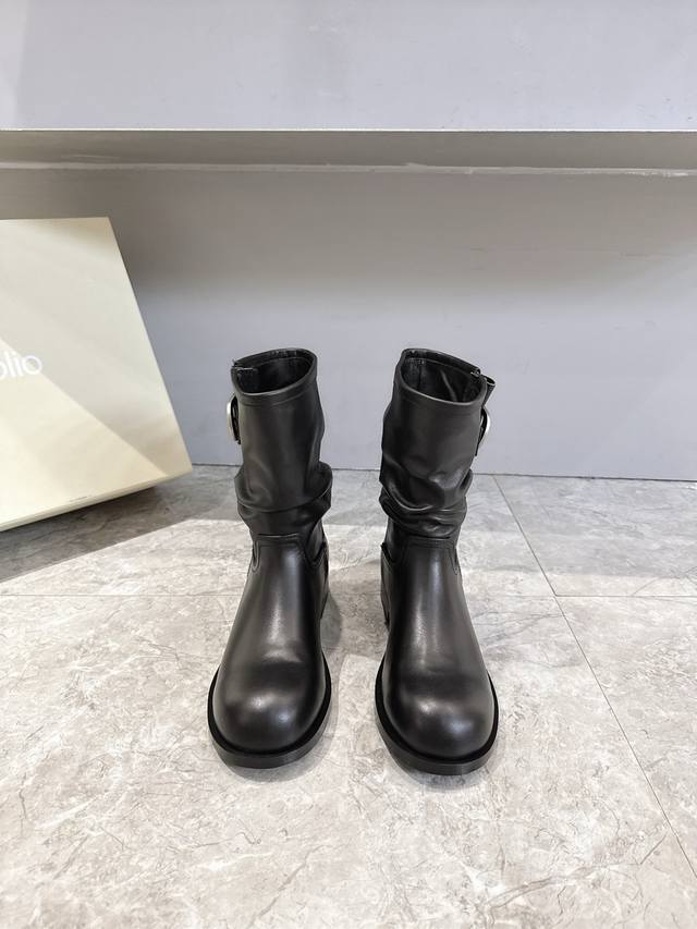 Unfolio 6秋冬新品 这双靴简直是秋冬时髦王炸 卡其与深棕撞色 自带复古腔调 褶皱设计+金属扣 细节感拉满 上脚随性又有范儿 不管配大衣还是卫衣 都能轻松