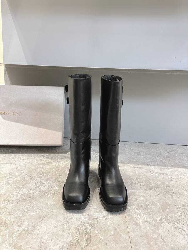 Jimmy Cho* 25Ss 黑色金属扣饰牛皮靴 采用优质牛皮打造，皮质细腻有光泽，质感高级；金属扣饰设计是点睛之笔，为整体增添了硬朗的机车风元素。橡胶大底，