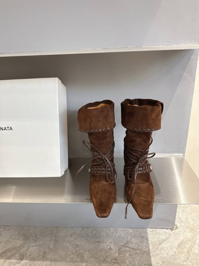 Cello Sonat*25Aw新品游牧风复古麂皮编织中靴 把复古时髦玩明白了 尖头皮质+绑带设计 极致柔软细腻搭配同色系编织条带 自带神秘故事感。 卷边靴筒藏