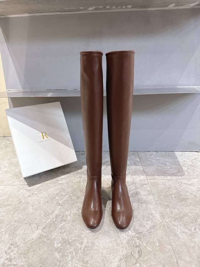 The Row 2025秋冬新款简易Tr松紧弹力尖头短靴小猫跟长靴！ 这双长靴呈现出优雅又不失个性的风格，结合了时装靴的精致感与一定的时尚先锋性，适合搭配多种风