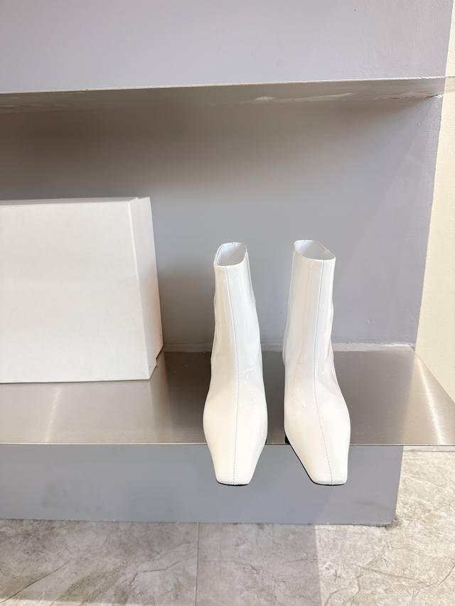 Khait* 新品 这双短靴 是时髦精的 狠角色 利落方头 + 猫跟 自带气场Buff 油蜡皮纹理高级又独特 上脚秒变街头焦点 搭配裙装裤装都炸场 踩它出街 时