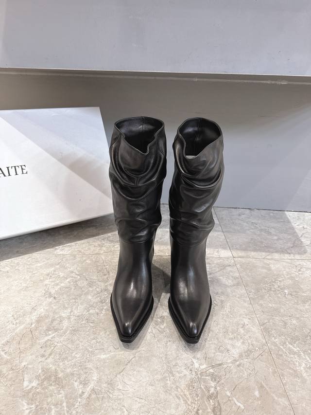 Khaite秋冬火爆新款新品穿上立马可见的瘦，对这种脚型好看的靴子无法自拔~ 脚踝的褶皱越看越时髦，时髦小跟，高度友好，行走万步不是压力，搭配裙裤西 装衬衫万物