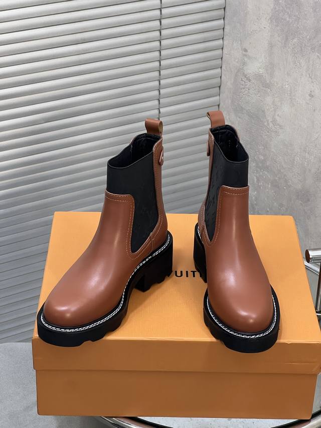 出厂 Lv 经典万年靴裸靴 面料:牛皮+牛绒面， 内里羊皮 跟高约5Cm Size：35-39 40.41定做不退换