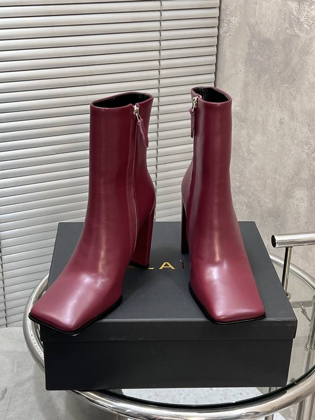 出厂 Alaia 新品方头粗跟高跟短靴裸靴！ 高级感满满 适配各种时髦穿搭 轻松拿捏潮流腔调 鞋面：进口牛皮 内里：进口羊皮 大底：原版底 跟高：10.5Cm