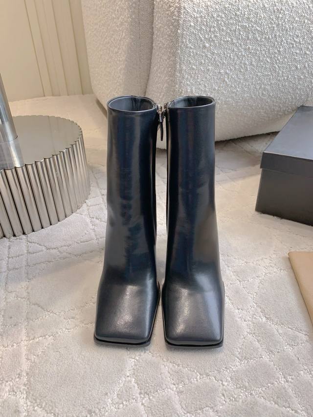 短靴 长靴 Alaia新款方头高跟靴 好穿又时髦的一双 松弛感拉满 上脚超级舒适 独特有个性 时髦感十足 鞋面小牛皮 内里垫脚羊皮 意大利真皮大底 跟高9Cm