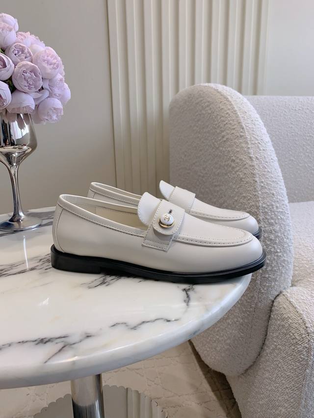 出厂价P Chane*新款扣式乐福鞋 经典不过时的鞋型 搭配双C开模Logo精致的高级感 学院风百搭又减龄 各种穿搭都能驾驭 鞋面牛皮 内里垫脚羊皮 意大利真皮