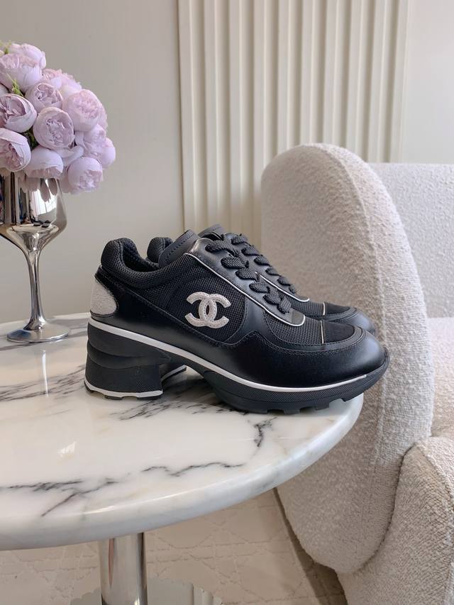 出厂价P Chane* 年度最期待的高跟厚底跟运动鞋 一眼心动 随便一搭 时髦感倍增 显高又出片 爱鞋星人必入的一款休闲运动鞋 鞋面牛皮拼接网面 内里透气网 原