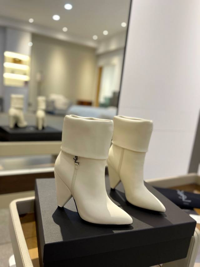 价格P： 2025 年度畅销款 圣罗兰 秋冬新款 圣罗兰 Saint Laurent0， 开始叫做Yves Saint Laurent 或 简 做Ysl，是法国