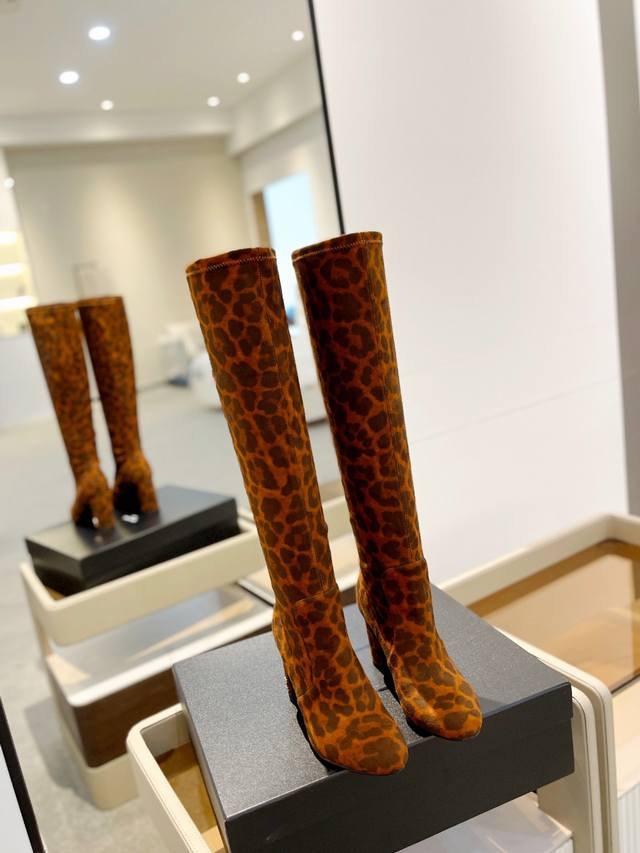 价格P： Saint Lauren Ysl 圣罗兰 2025 高级升级定制版！ 独家尖头高跟高筒靴！ 最新异性跟超显眼 超美新秋冬款女士时尚款，性感 过膝靴 优