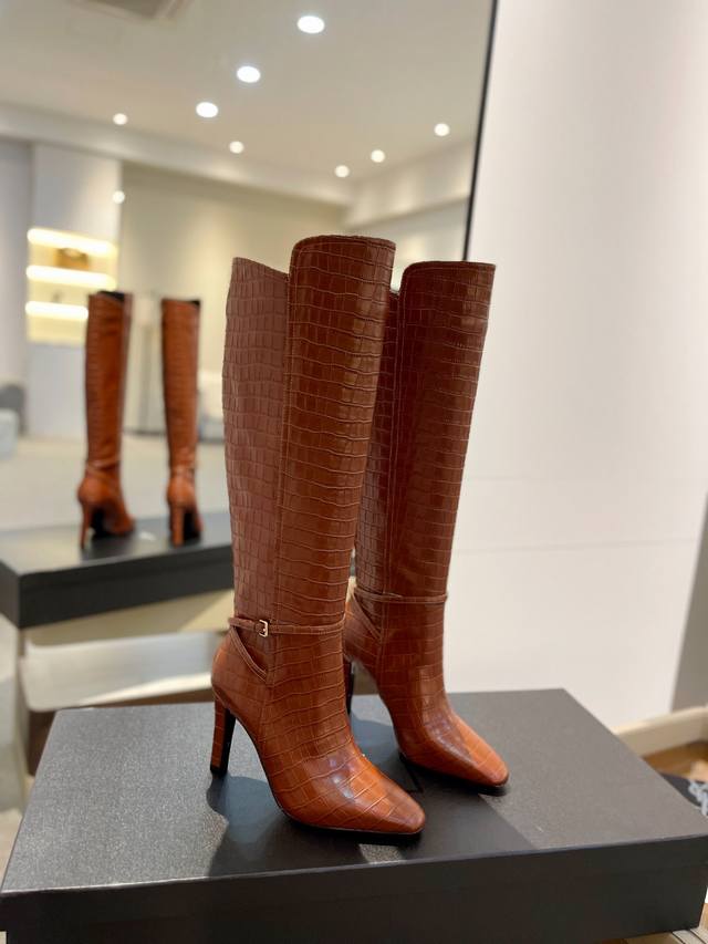 2025 年度畅销款 圣罗兰 秋冬新款 圣罗兰 Saint Laurent0， 开始叫做Yves Saint Laurent 或 简 做Ysl，是法国人伊夫 圣