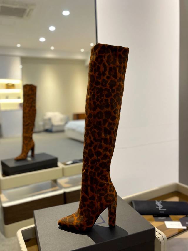 价格P： Saint Lauren Ysl 圣罗兰 2025 高级升级定制版！ 独家尖头高跟高筒靴！ 最新异性跟超显眼 超美新秋冬款女士时尚款，性感 过膝靴 优