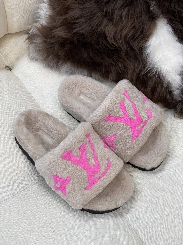 顶级品质 Louis Vuitto N 经典羊毛拖鞋 羔羊毛材质，踩云朵的感觉 羊毛提花Logo，简约大气，搭配指数极高 鞋底发泡材质，轻盈且有一定厚度！ 顶级