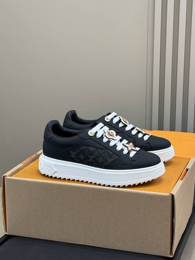 顶级品质 Lv Fw25 New Arrival～ Lv Timeout 25秋冬新品 雕花帮面，控制高级装饰花朵也好精致呀，可拆卸的！ 小牛皮材质极好，增高好