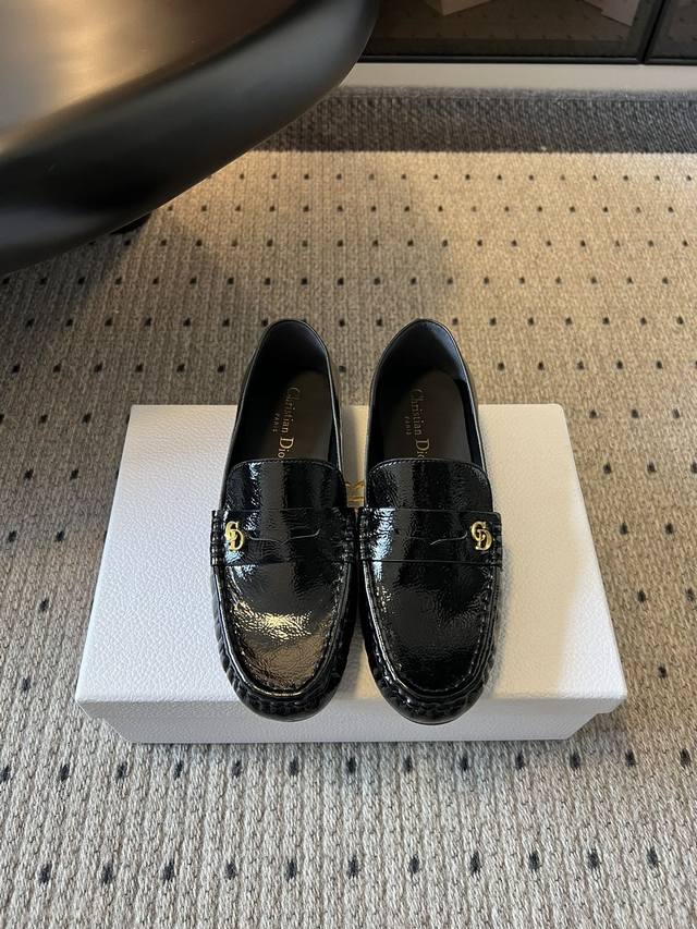 顶级品质 Dio* 25Ss新款乐福鞋 采用漆皮和真皮材质，质感高级且光泽感强；鞋身饰有品牌标志性的金色金属扣，辨识度高，尽显奢华精致格调。属于经典乐福鞋款式，